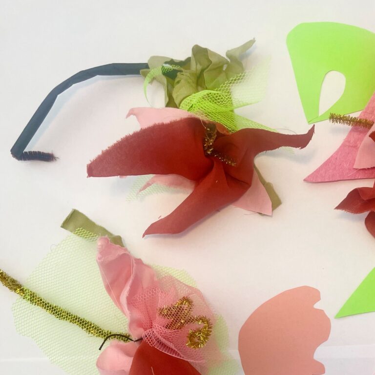 Blommor i färgerna rött, rosa och grönt skapade i tyll.