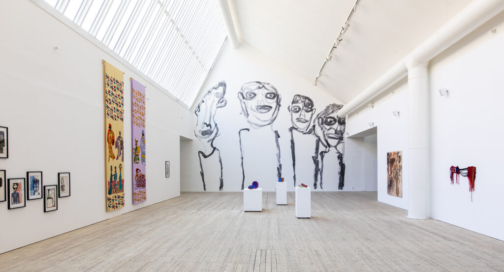 Utställningen Speaking Volumes med verk av bland annat Alan Faulds visas i Malmö Konsthalls ljusschakt.