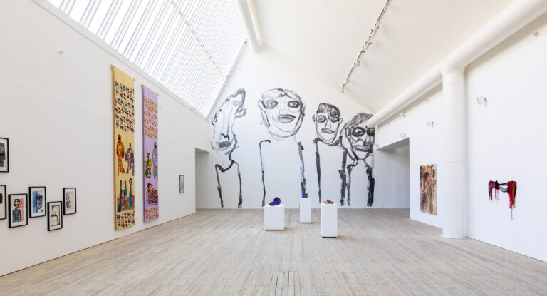 Utställningen Speaking Volumes med verk av bland annat Alan Faulds visas i Malmö Konsthalls ljusschakt.
