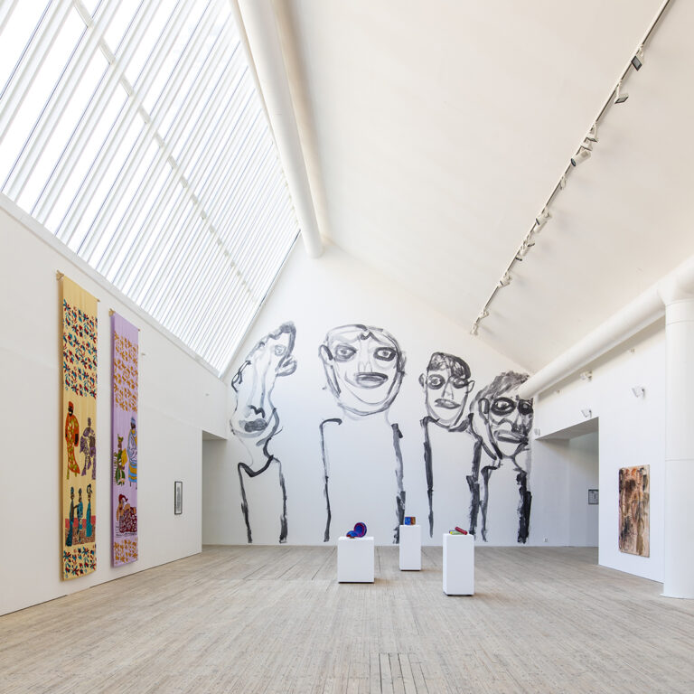 Utställningen Speaking Volumes med verk av bland annat Alan Faulds visas i Malmö Konsthalls ljusschakt.