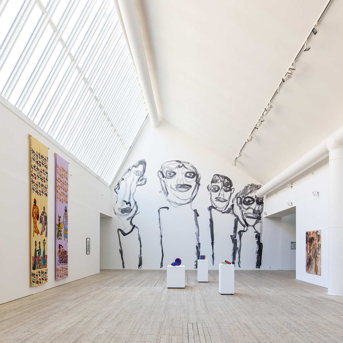 Utställningen Speaking Volumes med verk av bland annat Alan Faulds visas i Malmö Konsthalls ljusschakt.