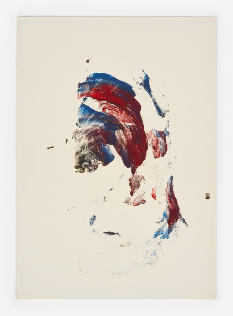 Abstrakt, kladdig målning i blått rött och svart på ett gulvitt papper.