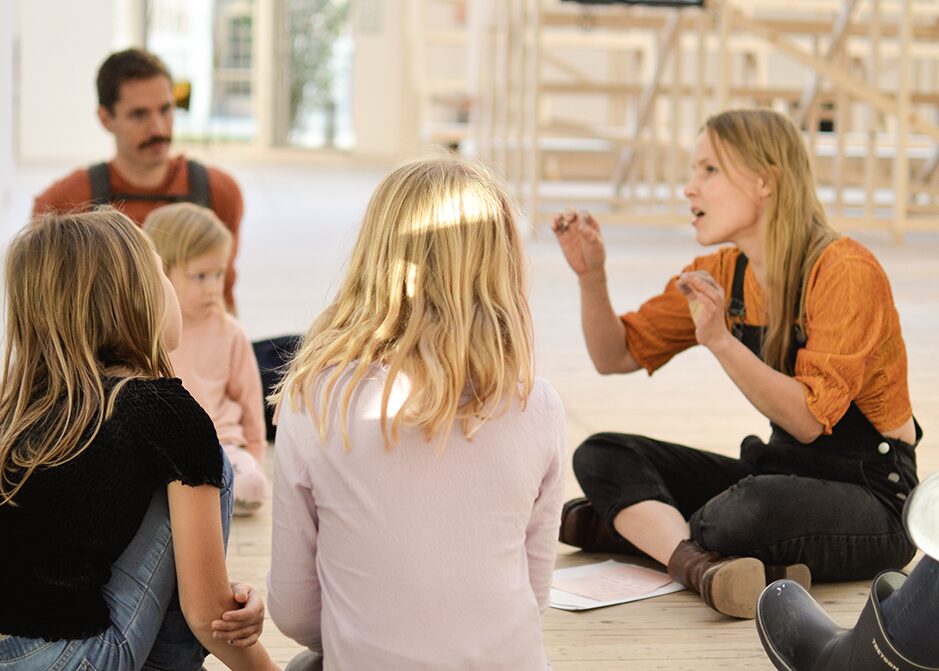 Miia Vallius visar Ingela Ihrmans utställning för en grupp barn och föräldrar.