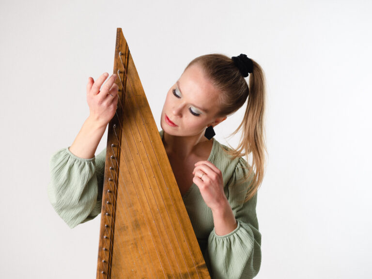 En kvinna spelar det finska instrumentet kantele.