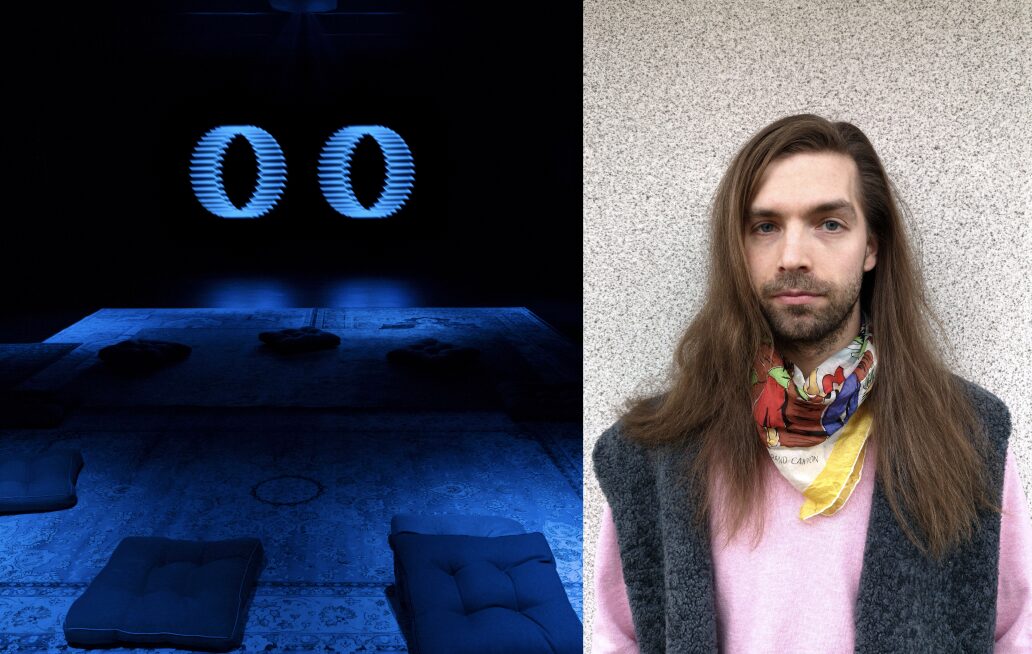 Collage av två bilder. Ett porträtt av konstnären Matti Sumari, han har mörkt långt hår, skägg och en rosa tröja på sig. Den andra bilden är en installation av CC Hennix, ett mörkt rum med en skärm. På skärmen är två blåa ringar. Framför skärmen på golvet ligger en mönstrade mattor och kuddar.