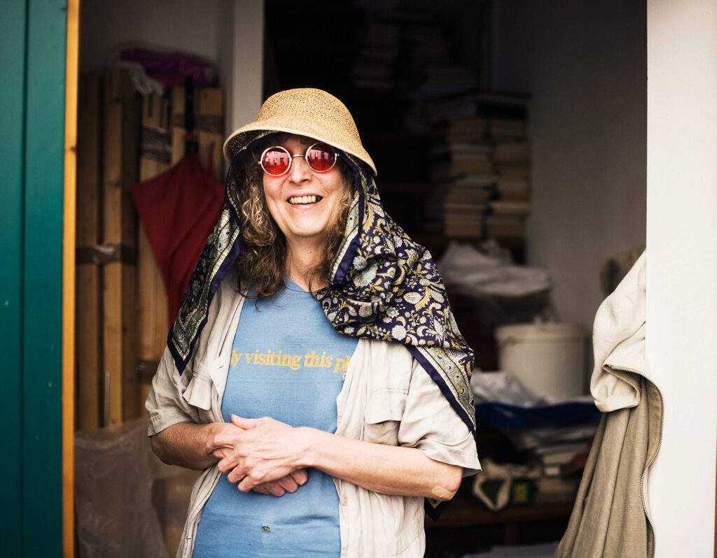 Varmt och jordnära porträtt av en leende Catherine Hennix i sitt hem i Berlin 2010.