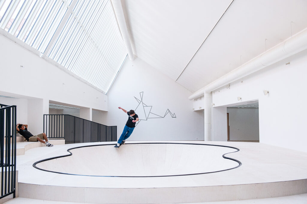 Två skejtare i KOO JONG As minimalistiska, men mäktiga skejtramp i Konsthallen.