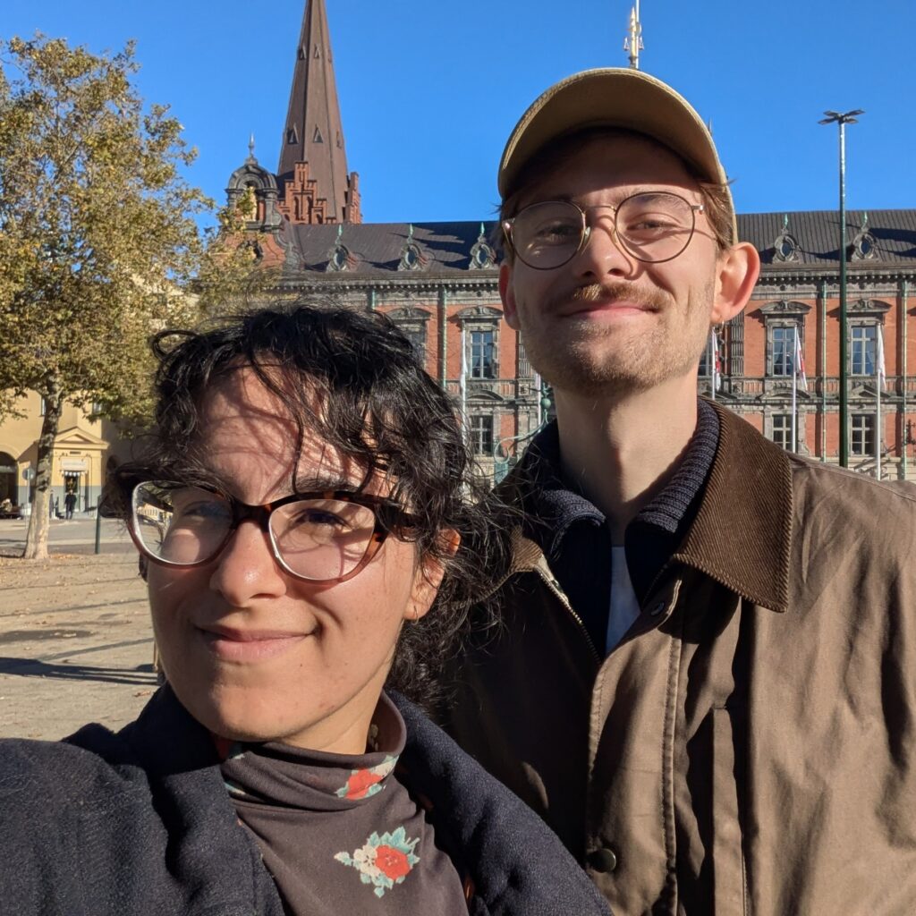Selfie av två workshopsledare, Ronna och Oskar, för Sommartorget 2026.