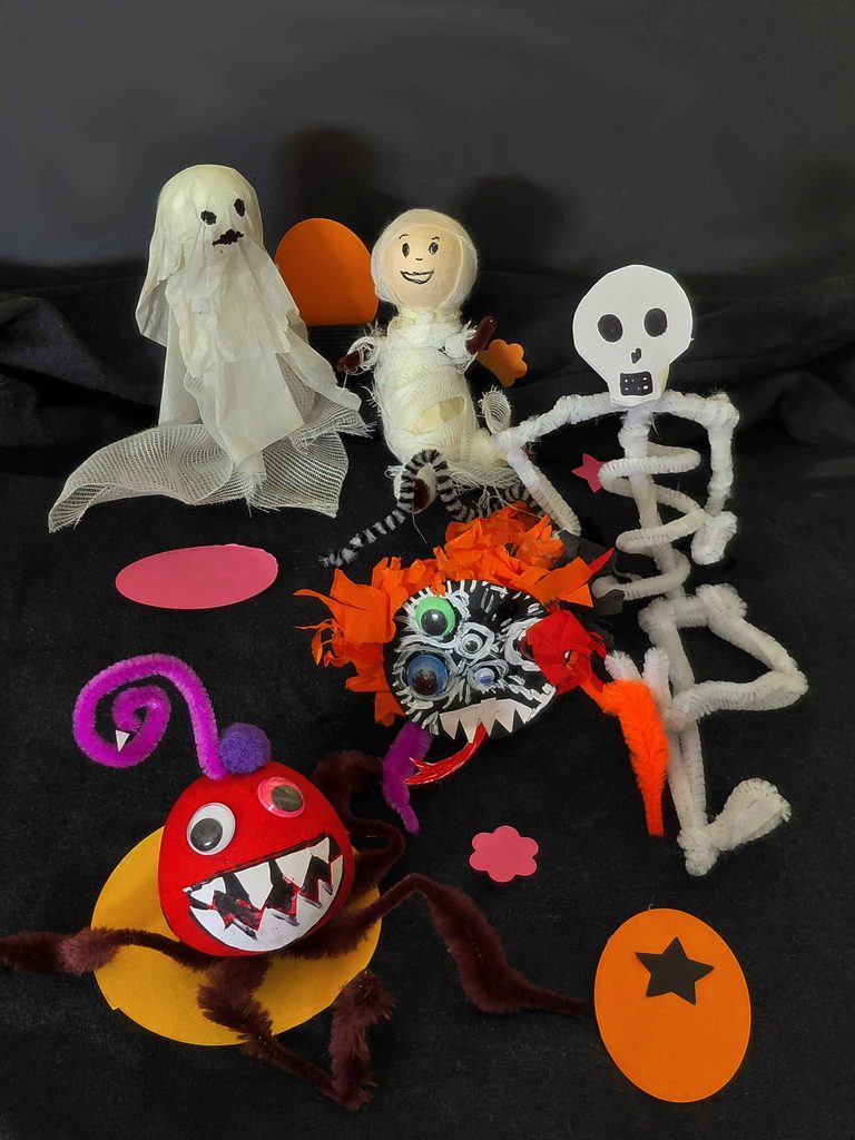 Bild på olika figurer från en monsterworkshop.