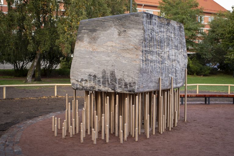 bild av det antirasistiska monumentet i Jesusparken, malmö